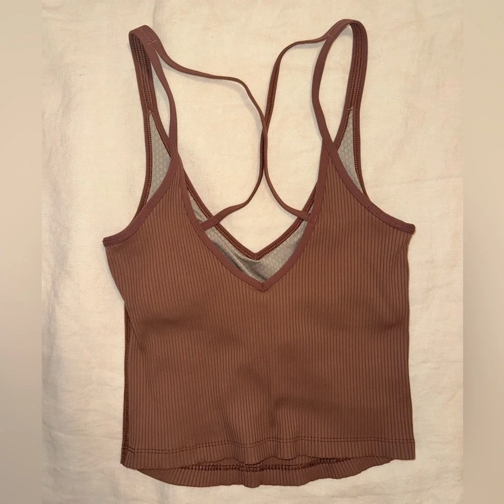 Vuori Ribbed Crop Tank Top - Picture 5 of 6